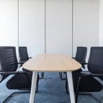 krzesła konferencyjne i stół